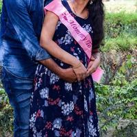 indiase paar poseren voor zwangerschaps baby shoot. het paar poseert in een gazon met groen gras en de vrouw pronkt met haar babybuil in de Lodhi-tuin in New Delhi, India foto