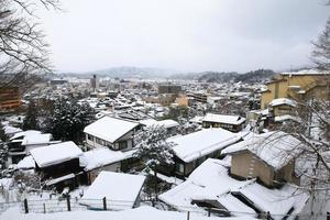 uitzicht op de stad Takayama in Japan in de sneeuw foto