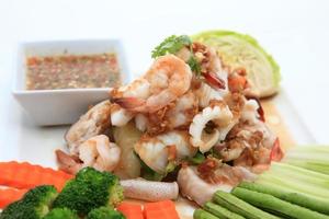 salade van zeevruchten de Thaise stijl in Thais restaurant foto