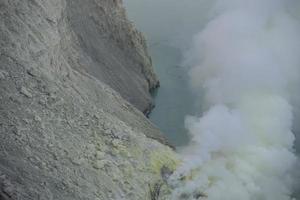 zwaveldampen uit de krater van de vulkaan kawah ijen, indonesië foto