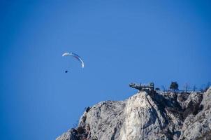 paragliders bij rotswand foto