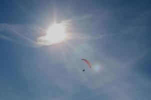 paragliders met zonnestralen foto