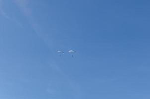 twee paragliders op blauwe lucht foto