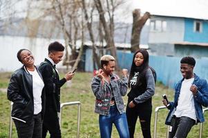 jonge millennials afrikaanse vrienden wandelen in de stad. gelukkige zwarte mensen die samen plezier hebben. generatie z vriendschapsconcept. foto