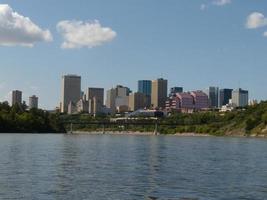 het centrum van Edmonton vanaf de rivier foto