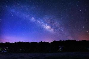 melkweg en silhouet van boom in phu hin rong kla nationaal park, phitsanulok thailand, foto met lange blootstelling met graan