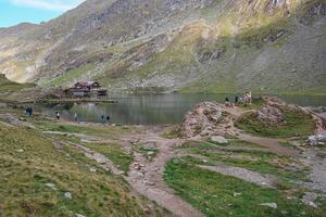 prachtig landschap meer op de top van de berg natuur dam balea lac roemenië vidraru foto