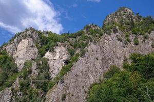 prachtig landschap meer op de top van de berg natuur dam balea lac roemenië vidraru foto