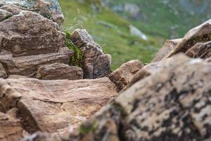 prachtig landschap meer op de top van de berg natuur dam balea lac roemenië vidraru foto