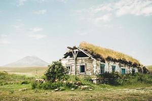 oud traditioneel huis in tambovka dorp oud huis door paravani meer. Georgië sightseeing verborgen juweeltjes foto