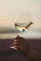 wijnglas bij zonsondergang foto