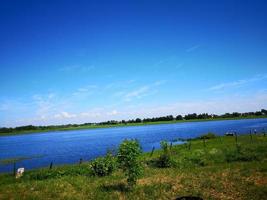 rivier of meer met groene bomen foto