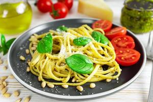 traditionele italiaanse pasta pesto foto