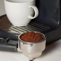 koffiemachine filterhouder met gemalen koffie foto