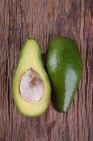 avocado op een houten ondergrond foto