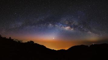 panorama melkwegstelsel bij doi luang chiang dao.lange belichtingsfoto.met graan foto