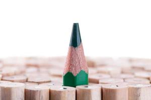 een geslepen groen potlood onder vele foto