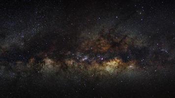 panorama melkwegstelsel op een nachtelijke hemel, lange blootstelling foto, met graan. foto