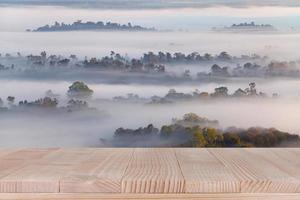 houten tafelblad op wazige mist in bos - kan worden gebruikt voor montage of om uw producten weer te geven foto