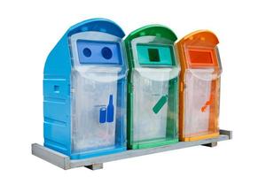 drie recycle containers voor glas, plastic, andere geïsoleerd op een witte achtergrond foto