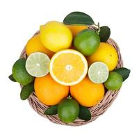 mix van verse citrusvruchten op wit foto