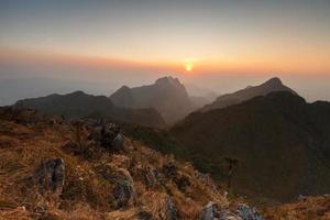 landschapszonsondergang bij doi luang chiang dao, hoge berg in de provincie van chiang mai, thailand foto