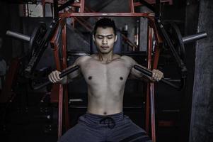 portret van aziatische man grote spier in de sportschool, mensen in thailand, training voor een goede gezondheid, lichaamsgewichttraining, fitness in de sportschool concept foto