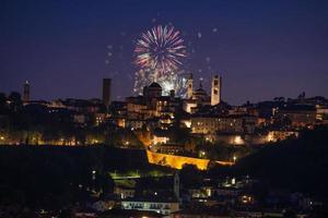 vuurwerk in de oude stad van bergamo foto