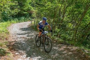 italië 2022 fietsers op uitdagende trails op mountainbikes foto