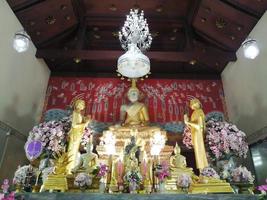 boeddha chinnarat boeddha goud kleur thaise tempel heilige dingen geloof foto