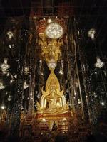 phitsanulok boeddha goud kleur thaise tempel heilige dingen geloof foto