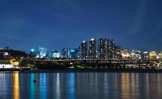 nachtzicht op de han-rivier in seoul foto