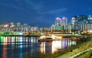 nachtzicht op de han-rivier in seoul foto