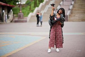 mooie afrikaanse amerikaanse vrouw houdt de handen vast, segway of hoverboard. zwarte meid met zelfbalancerende elektrische scooter met twee wielen. foto