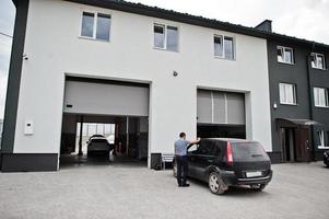 auto reparatie en onderhoud thema. manager werkzaam in de autoservice. foto