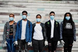 groep afrikaanse tieners vrienden die medische maskers dragen beschermen tegen infecties en ziekten coronavirus virus quarantaine. foto