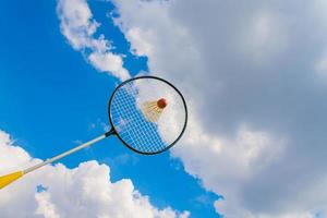 badmintonracket met uitzicht op de lucht foto