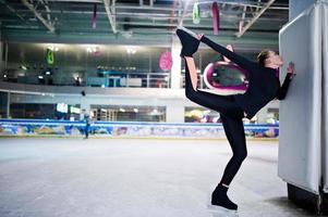 kunstschaatsster vrouw op ijsbaan. foto