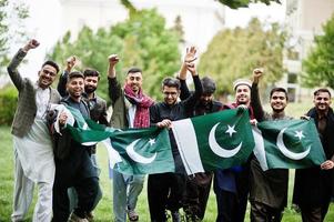 groep pakistaanse man met traditionele kleding salwar kameez of kurta met pakistaanse vlaggen. foto