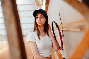 jonge sportieve meisjesspeler met tennisracket op tennisbaan. foto