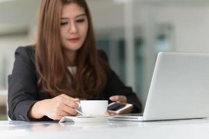 Azië vrouw in café met laptop en koffie, bedrijfsconcept
