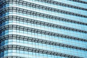 blauwe abstracte achtergrond, glas en staal van modern gebouw.