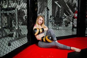sexy sport blond meisje bokser poseerde in de ring. fit vrouw boksen. foto