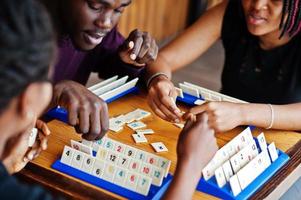 groep van drie Afro-Amerikaanse vrienden spelen tafelspellen. foto