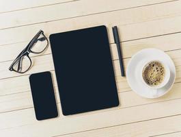 mobiele telefoon en tablet met notebook op het bureau