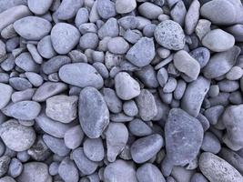 ronde grijze stenen op het strand, kiezelstenenpatroon en textuur, zenmeditatie, natuurlijke achtergrond. foto