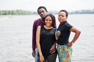 drie Afro-Amerikaanse vrienden poseerden op de pier. foto