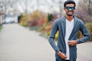 stijlvolle Indiase man op zonnebril draagt casual buiten geposeerd. foto