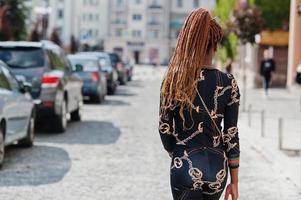 portret van knappe stijlvolle Afro-Amerikaanse model vrouw poseerde op straat. foto