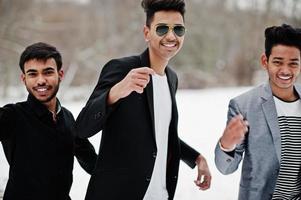 groep van drie casual jonge indiaan mans poseerde op winterdag met plezier en dansen. foto